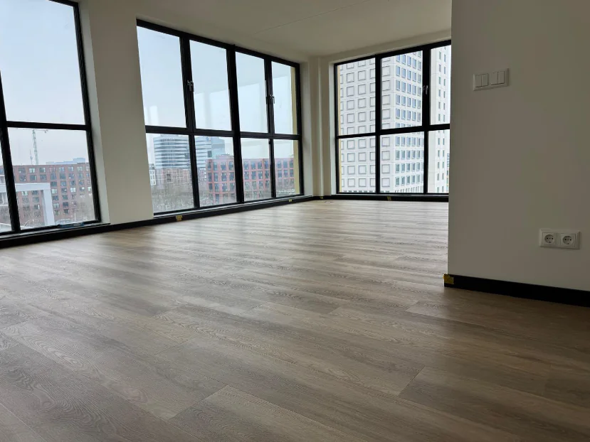 Appartement met uitzicht en een pvc vloer in grijsbruin (beeld 3)