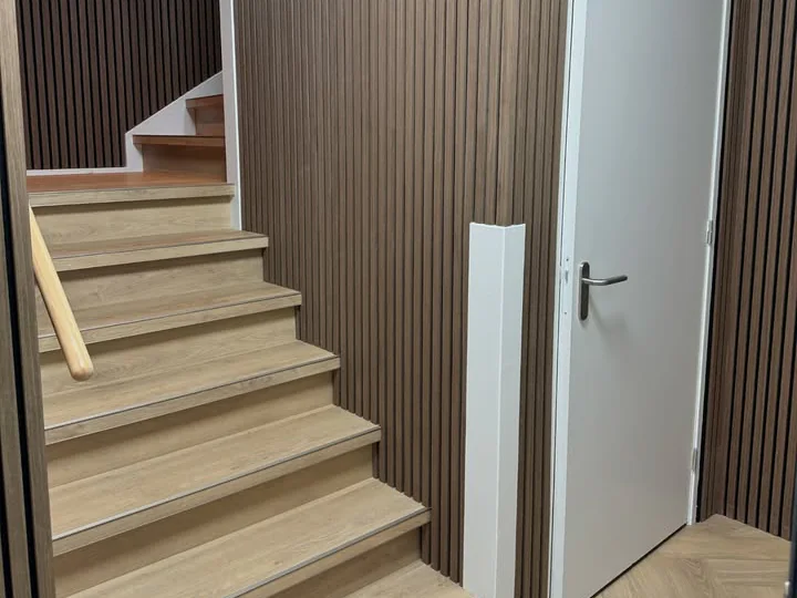 Bedrijfspand met pvc visgraat, bekleede trap en wandpanelen (beeld 2)