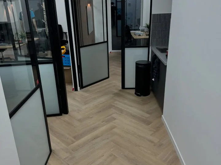 Bedrijfspand met pvc visgraat, bekleede trap en wandpanelen (beeld 1)