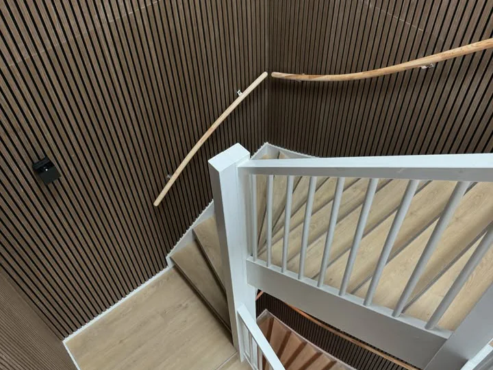 Bedrijfspand met pvc visgraat, bekleede trap en wandpanelen (beeld 4)