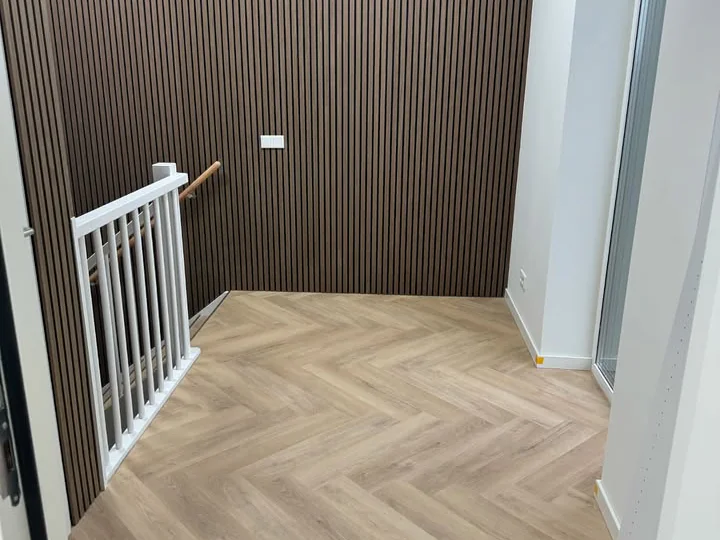 Bedrijfspand met pvc visgraat, bekleede trap en wandpanelen (beeld 5)