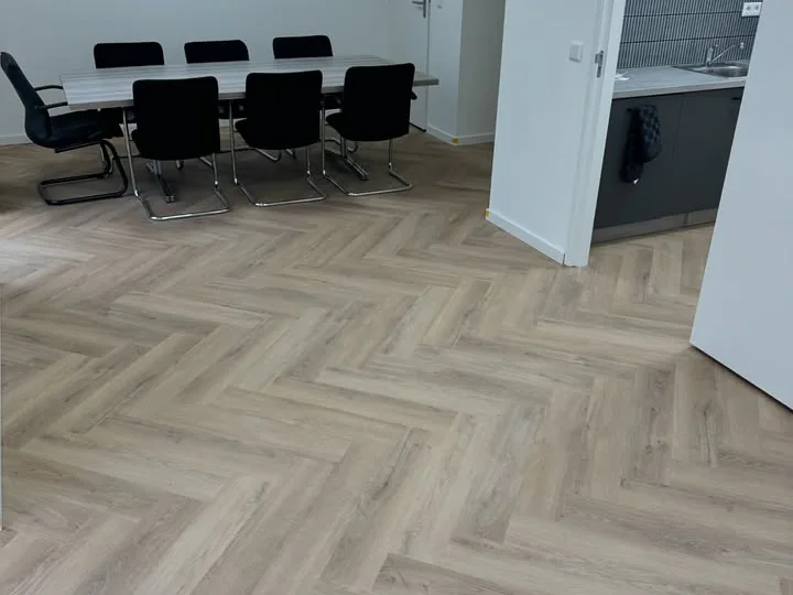 Bedrijfspand met pvc visgraat, bekleede trap en wandpanelen (beeld 6)