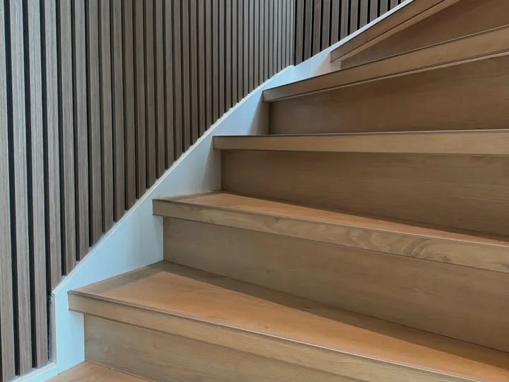 Bedrijfspand met pvc visgraat, bekleede trap en wandpanelen (beeld 7)