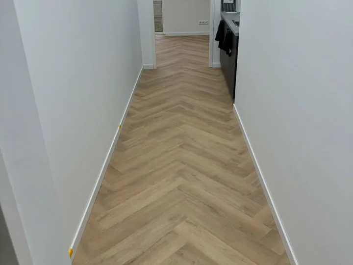 Bedrijfspand met pvc visgraat, bekleede trap en wandpanelen (beeld 8)