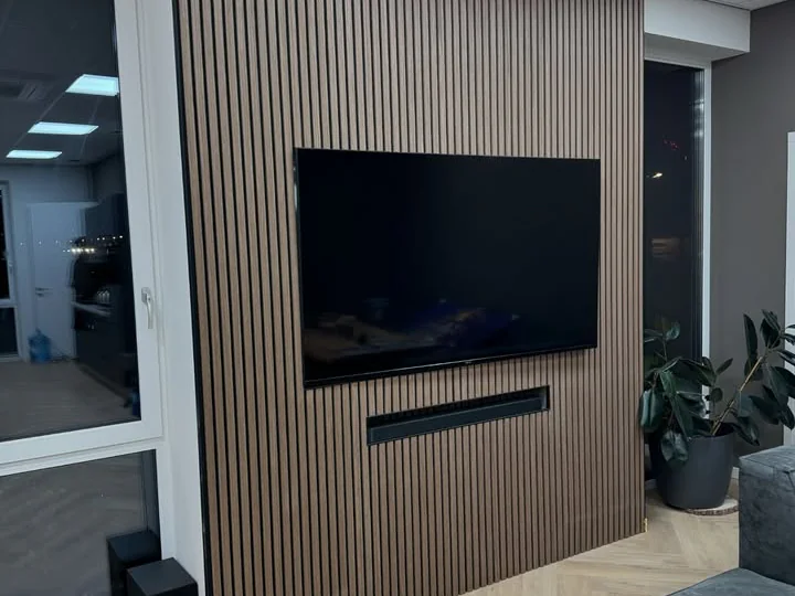 Bedrijfspand met pvc visgraat, bekleede trap en wandpanelen (beeld 10)