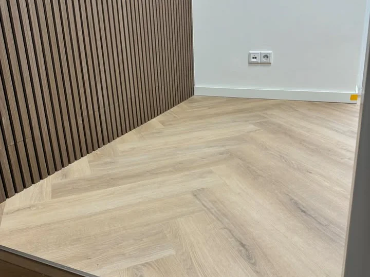 Bedrijfspand met pvc visgraat, bekleede trap en wandpanelen (beeld 11)