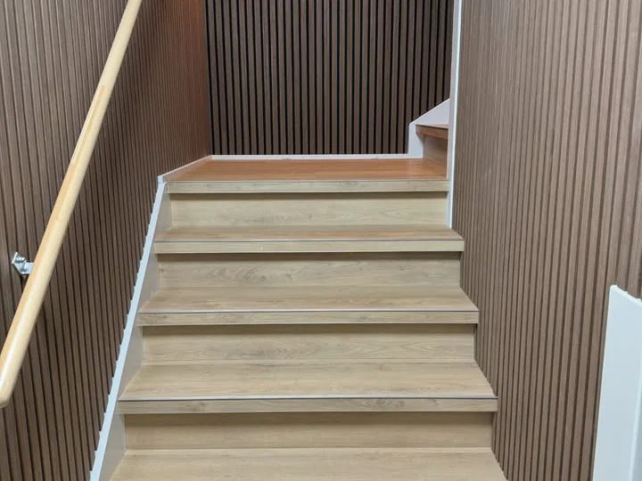 Bedrijfspand met pvc visgraat, bekleede trap en wandpanelen (beeld 12)