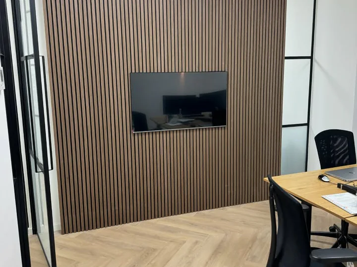 Bedrijfspand met pvc visgraat, bekleede trap en wandpanelen (beeld 13)