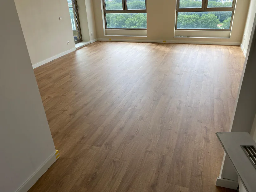 Appartement met een laminaatvloer (beeld 2)