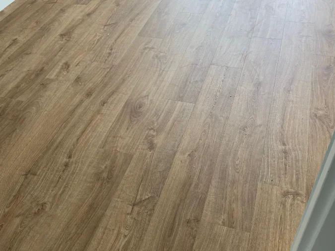 Appartement met een laminaatvloer (beeld 1)