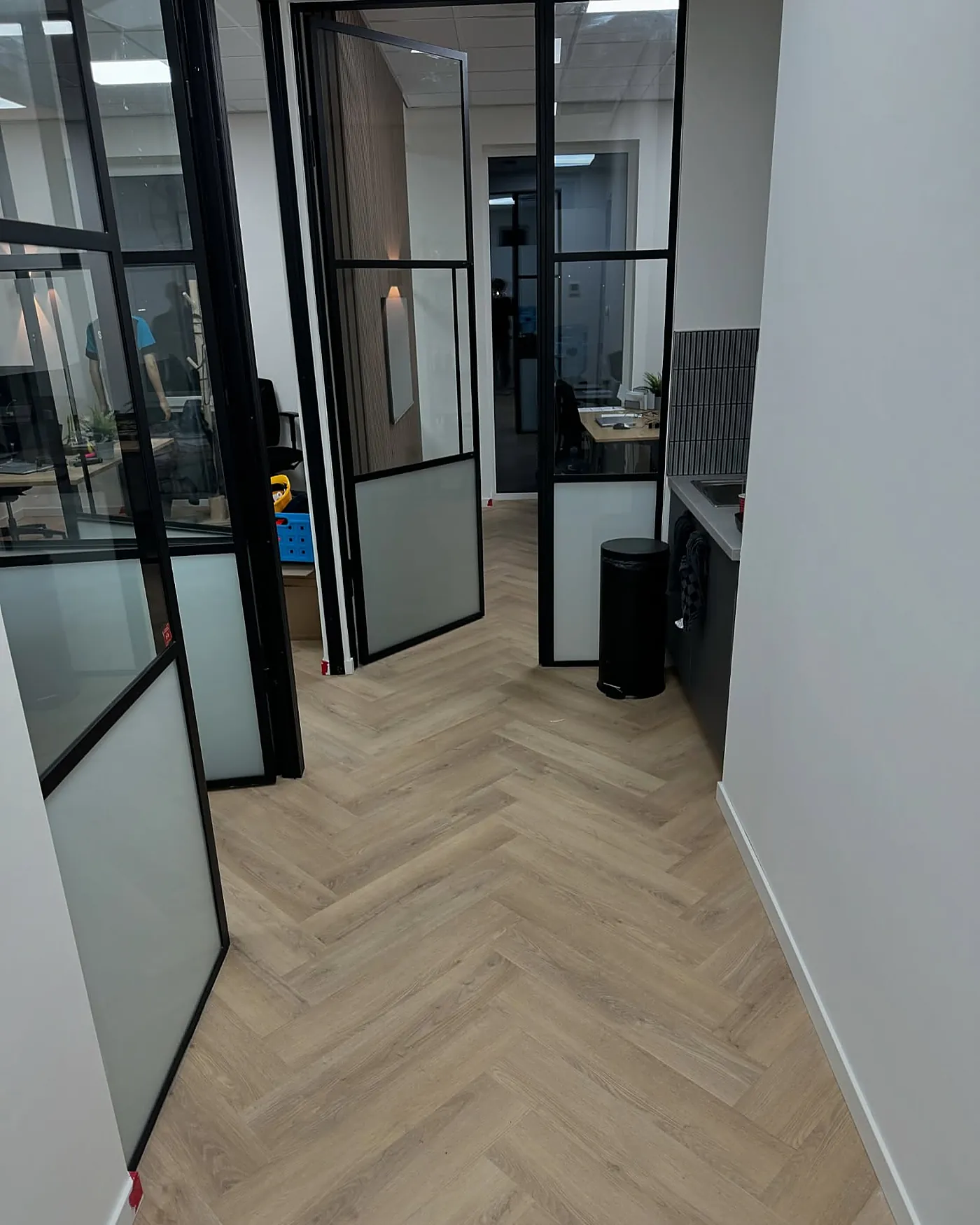 PVC herringbone floor installed by Nelson de Vloerenspecialist