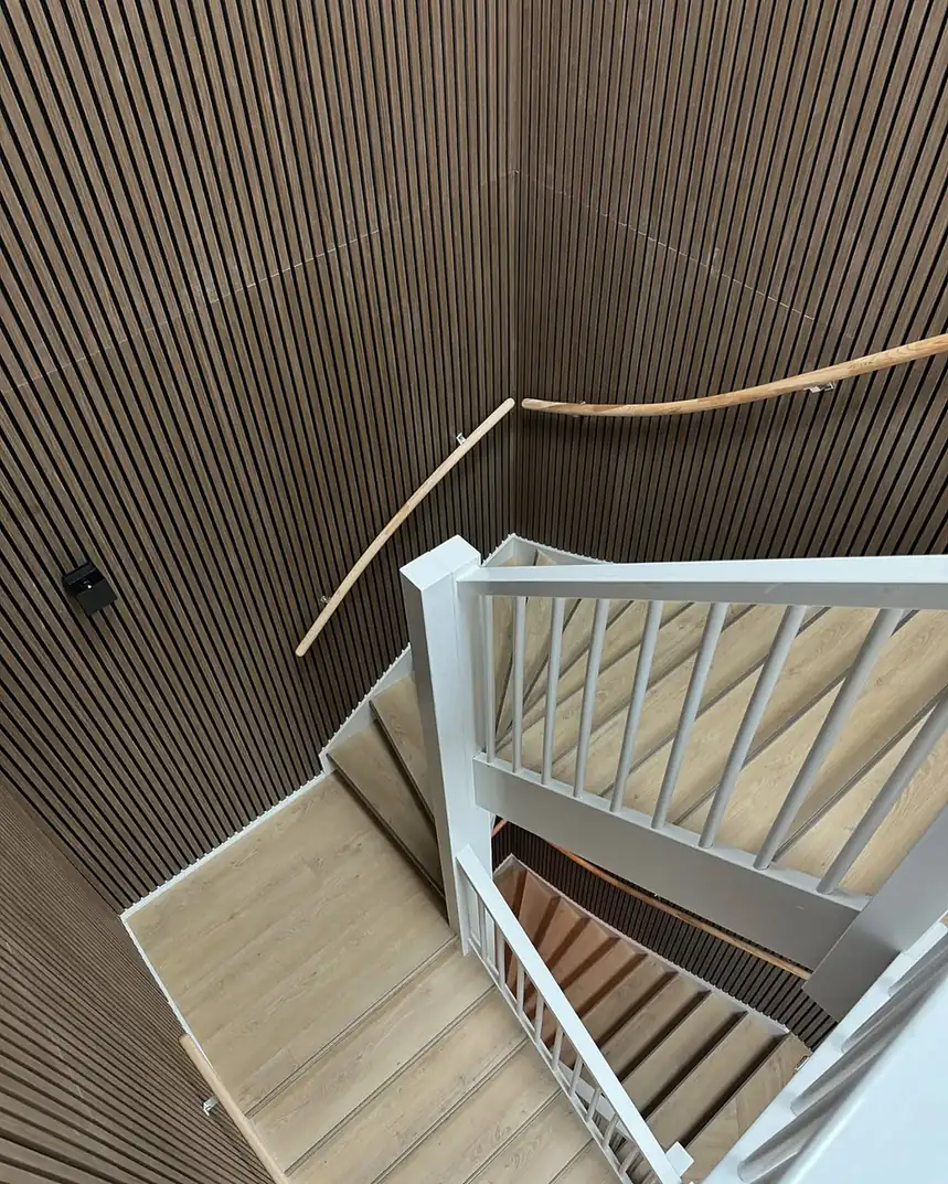 Traprenovatie met akoestische wandpanelen door Nelson de Vloerenspecialist