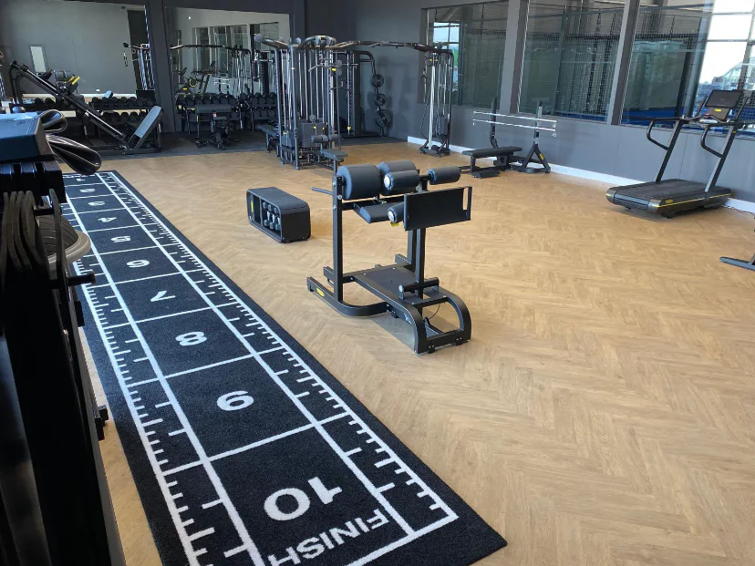 Sportschool met een pvc visgraatvloer (beeld 2)