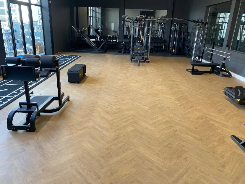 Sportschool met een pvc visgraatvloer (beeld 1)