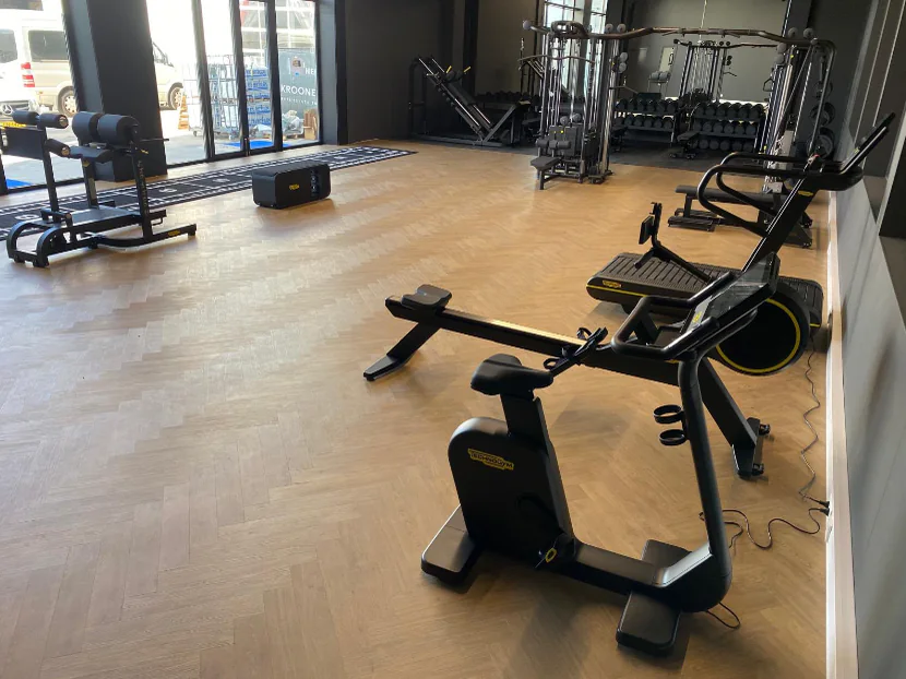 Sportschool met een pvc visgraatvloer (beeld 3)