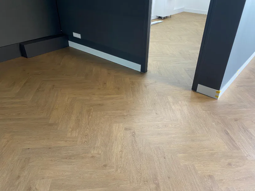 Sportschool met een pvc visgraatvloer (beeld 4)