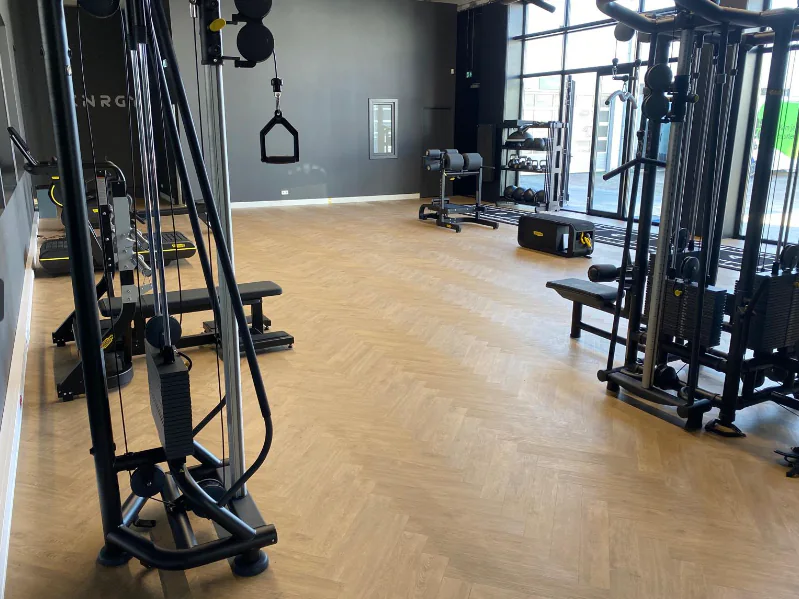 Sportschool met een pvc visgraatvloer (beeld 5)