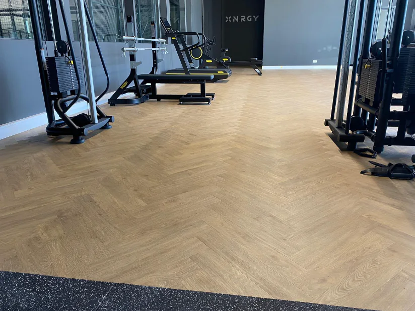 Sportschool met een pvc visgraatvloer (beeld 6)
