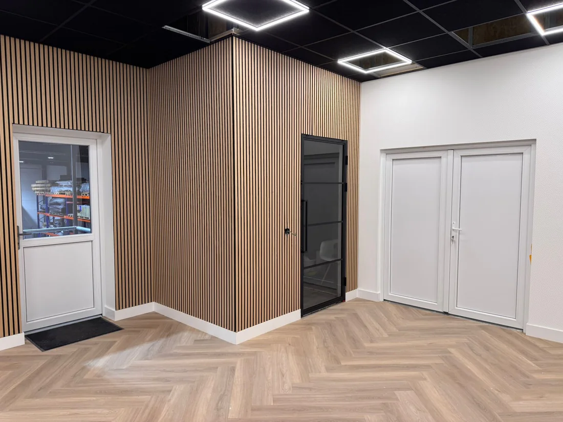 Ruimte met walvisgraatvloer en houten wandpanelen (beeld 2)