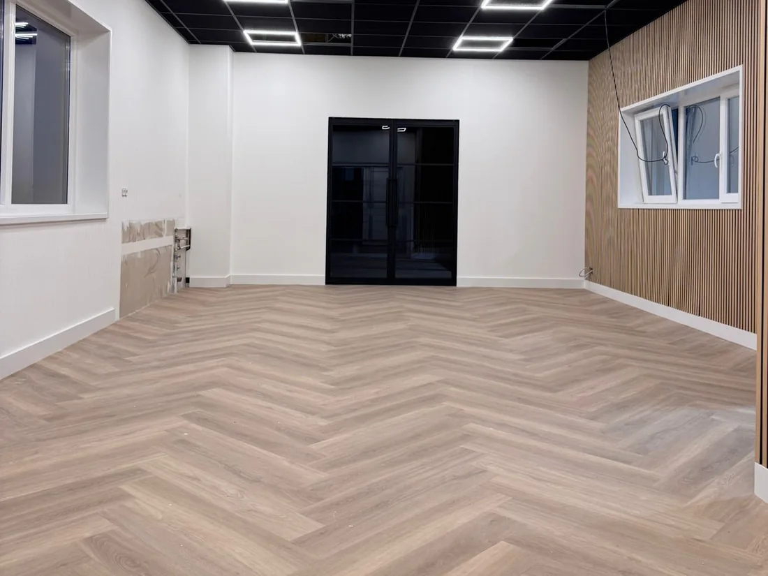 Ruimte met walvisgraatvloer en houten wandpanelen (beeld 4)