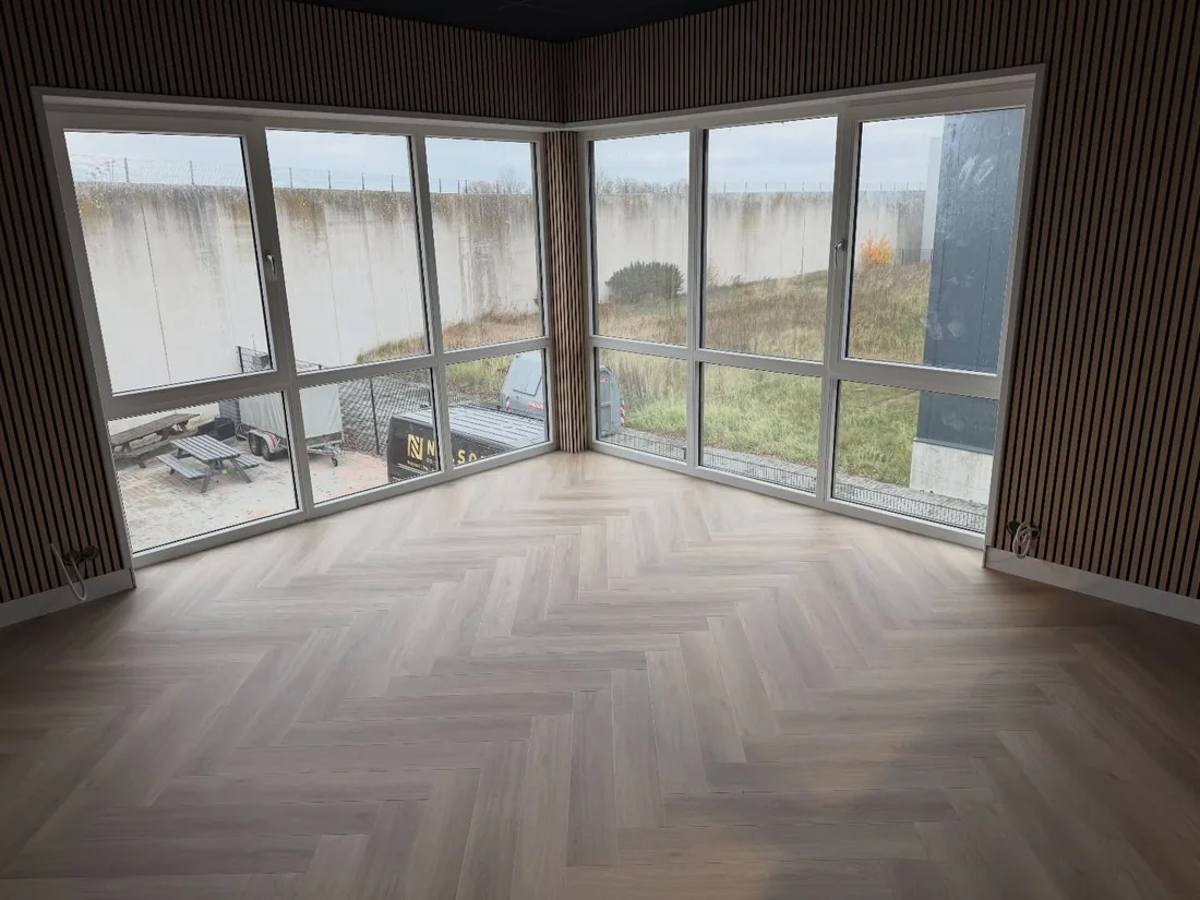 Ruimte met walvisgraatvloer en houten wandpanelen (beeld 7)