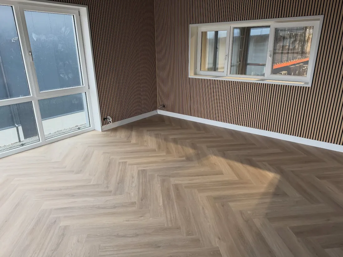 Ruimte met walvisgraatvloer en houten wandpanelen (beeld 8)